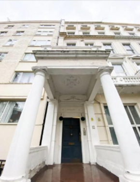 Compact flat close to Hyde Park